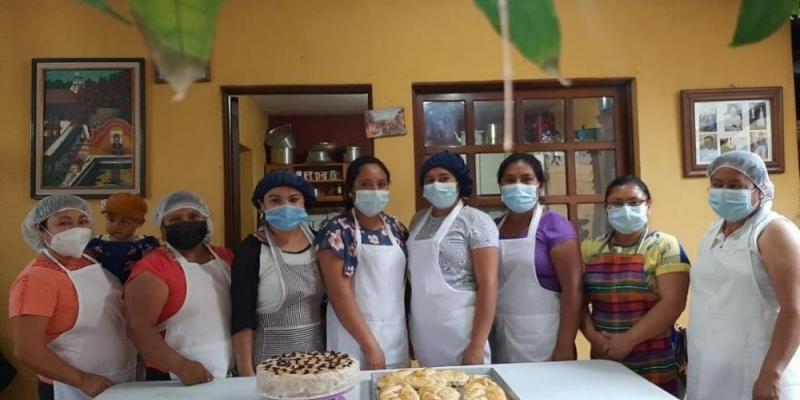 Mujeres promocionan sus productos para buscar diferentes mercados