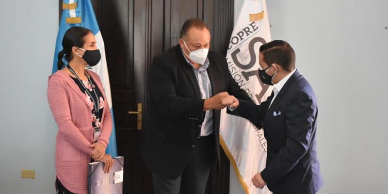 Ing. Luis Ruano y representantes de la SCEP