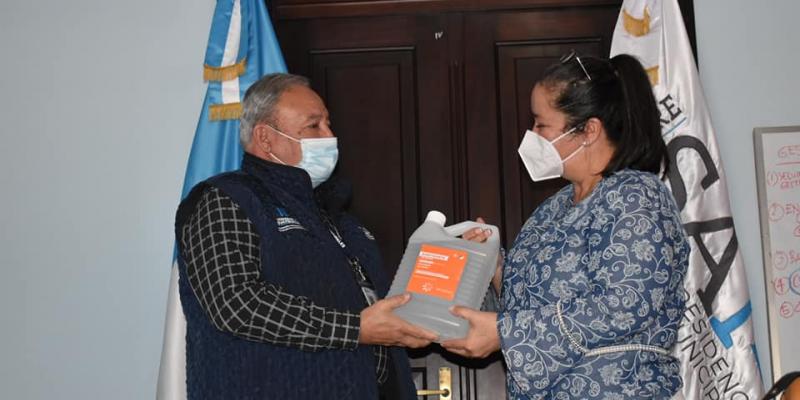 Director de Gestión, Lic. Enio Domínguez y alcaldesa de Flores, Petén