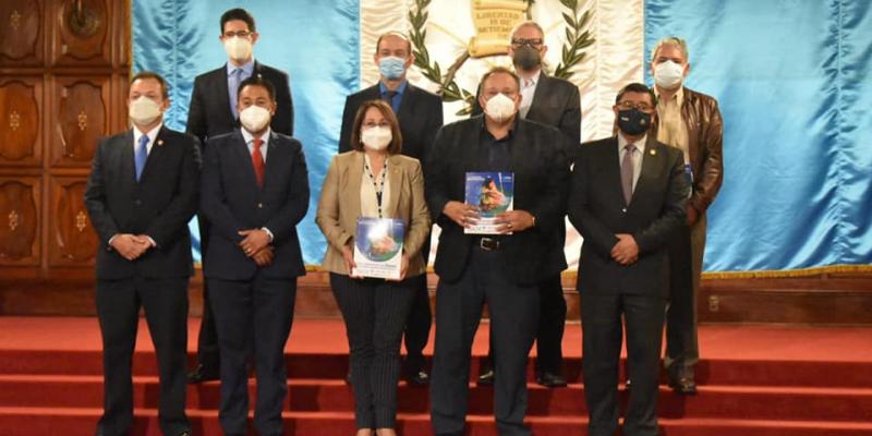 Ing. Luis Ruano junto con representantes de distintas instituciones