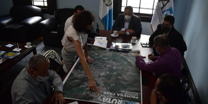 Ing. Luis Ruano y equipo de Nueva Movilidad