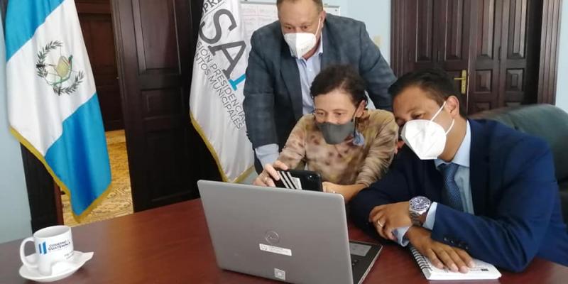 Ing. Luis Ruano y equipo de Nueva Movilidad 