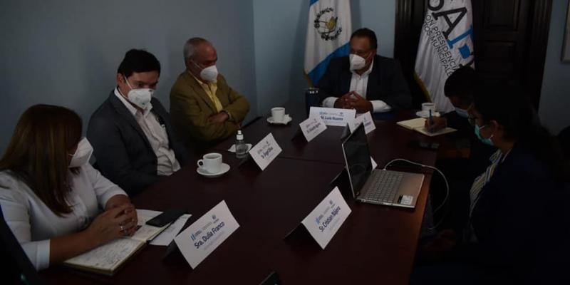 Ing. Luis Ruano y representante de Cempro y municipalidad de San Juan Sacatepéquez