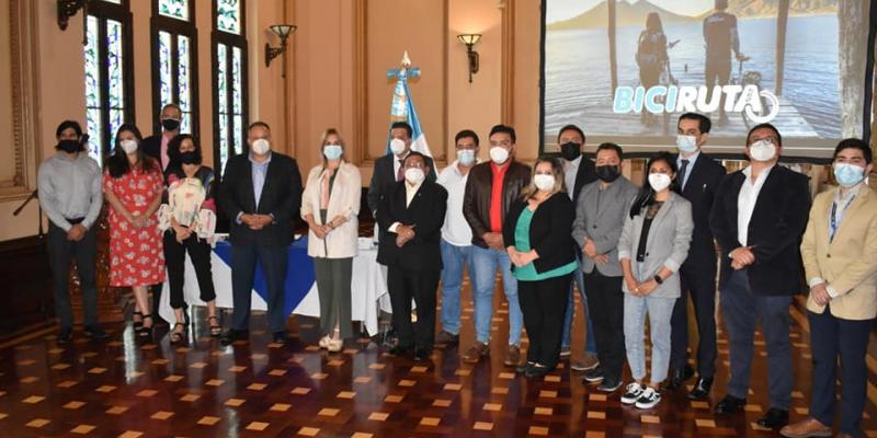 Ing. Luis Ruano y representantes de Nueva Movilidad