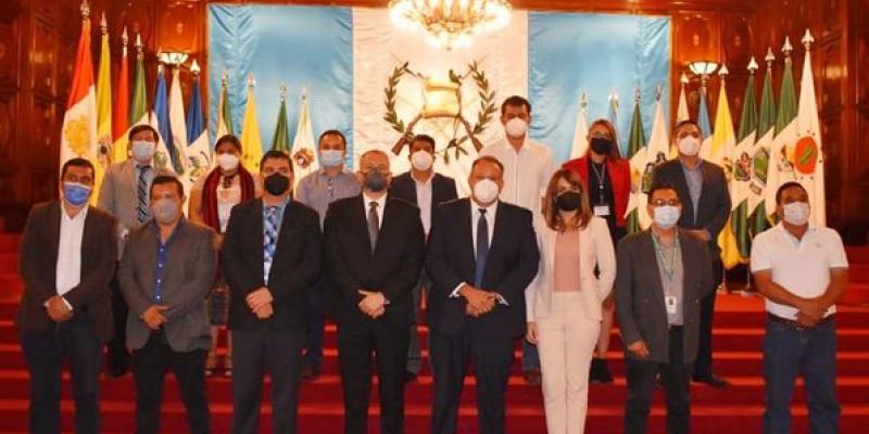 Ing. Luis Ruano junto con representantes de distintas instituciones 