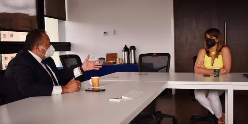 Ing. Luis Ruano y representantes de dicha institución