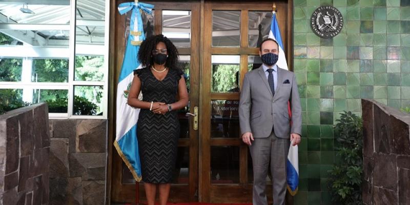 Canciller Pedro Brolo con vicepresidenta de Costa Rica