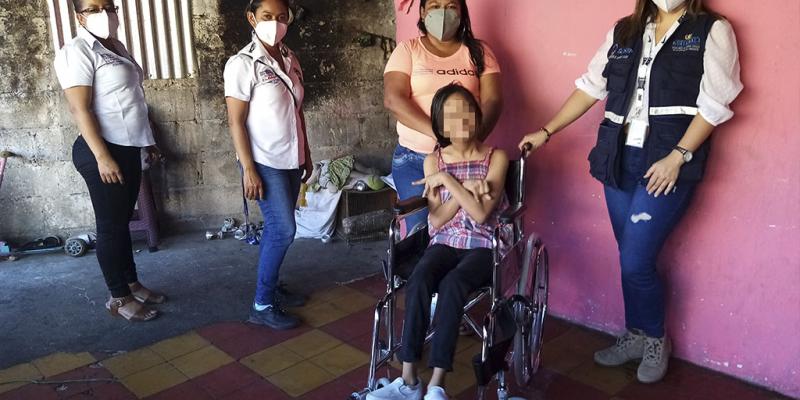 La Dirección de Servicio Social entregó 10 sillas de ruedas a personas con discapacidad física que viven en el Municipio de Chiquimulilla en Santa Rosa.