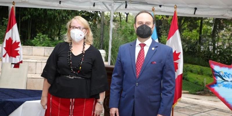 Pedro Brolo con embajadora de Canadá