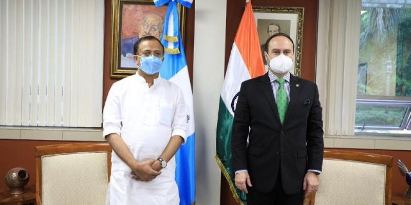 Pedro Brolo con vicecanciller de la India