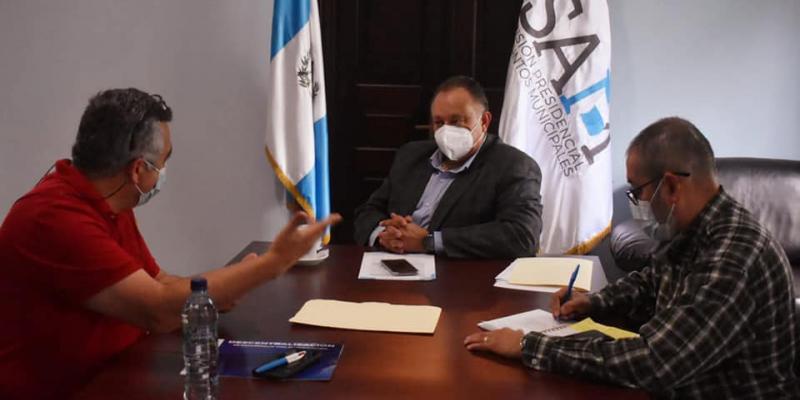 Ing. Luis Ruano y representantes de dicha institución