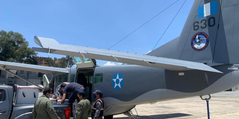 Traslado de vacunas desde la Fuerza Aérea Guatemalteca