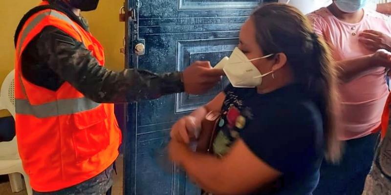 Soldado atendiendo ingreso de puesto de vacunación.