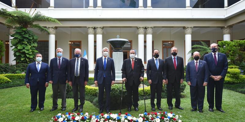 Presidente Giammattei con el senadores estadounidenses