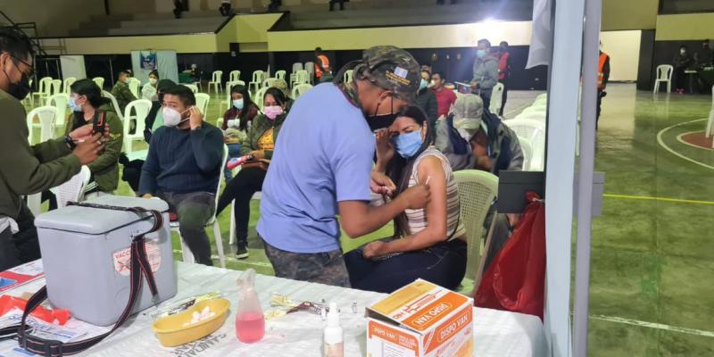 Puesto de vacunación nocturno en Huehuetenango