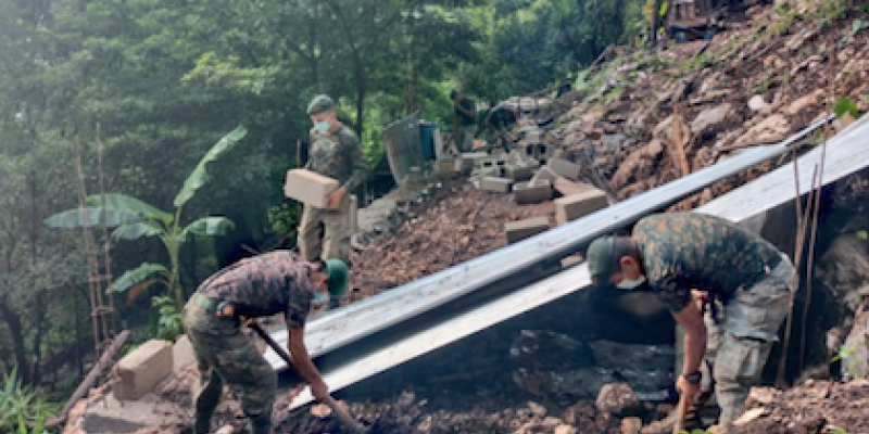 Ejército de Guatemala proporciona mano de obra para reconstruir vivienda colapsada en Petén