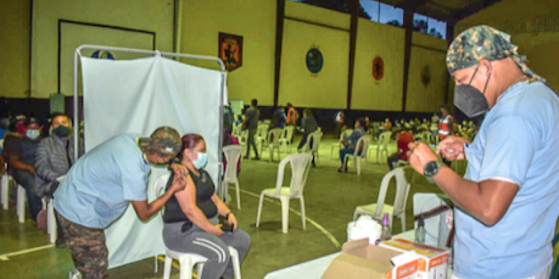 Centro de vacunación de la Quinta Brigada de Infantería en Huehuetenango atiende en horario nocturno a la población