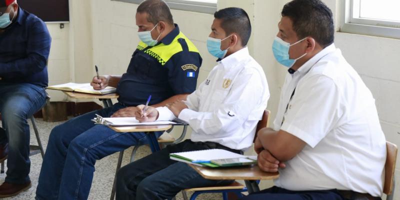 Personal recibiendo capacitación sobre prevención del COVID-19