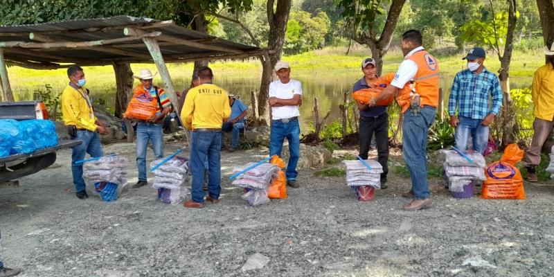 Entrega de ayuda humanitaria a familias afectadas por lluvias en el departamento de Jalapa.