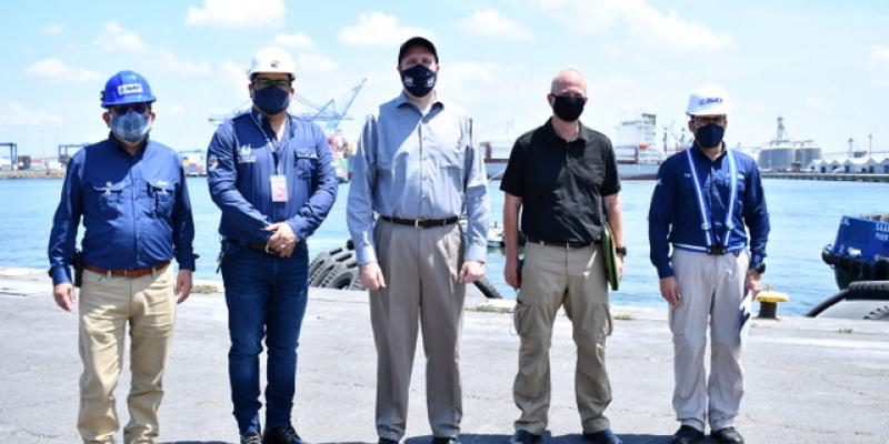 Embajador de EEUU visita Empresa Portuaria Quetzal