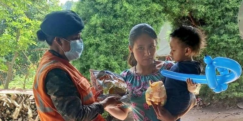 Soldado entrega suplemento alimenticio.