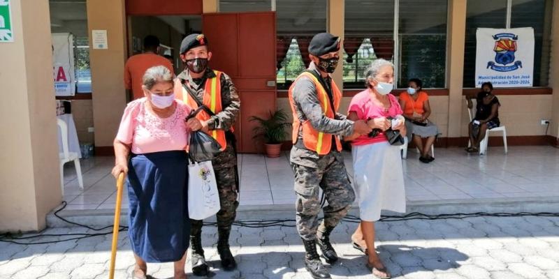 Paracaidistas apoyaron jornada médica.