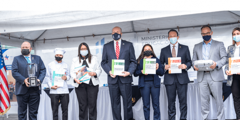 Autoridades del Gobierno de Guatemala y el Embajador de Estados Unidos en Guatemala durante evento de entrega de equipamiento a centros educativos.