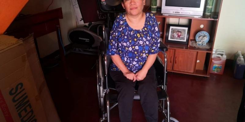 Cuatro personas en condiciones de pobreza y pobreza extrema del municipio de Mixco, fueron beneficiadas con la entrega de sillas de ruedas, bolsas de colostomía y pañales.