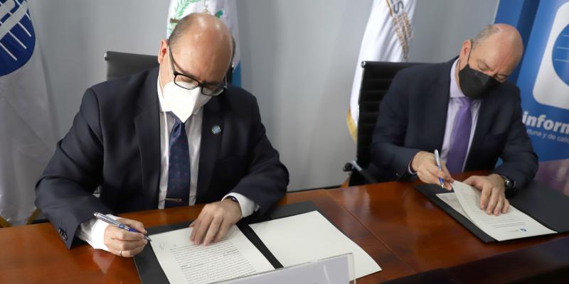 Gerente del INE y Secretario Técnico del CES firman convenio.