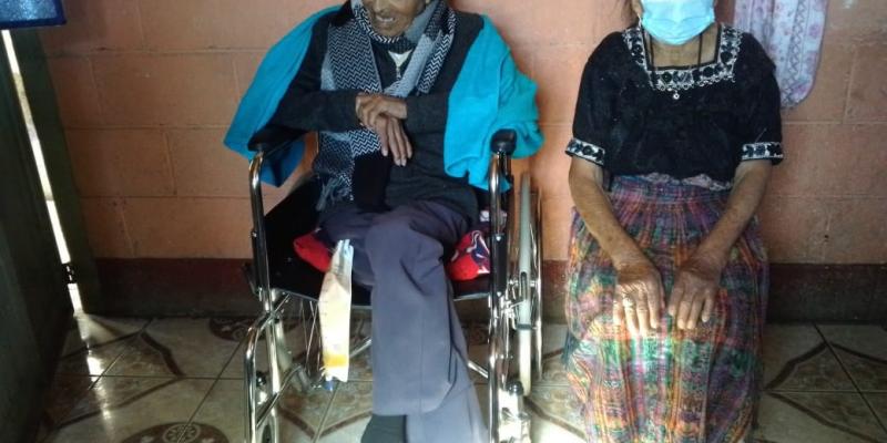 La Dirección de Servicio Social de SOSEP en coordinación con la Oficina del Adulto Mayor de la Municipalidad de Santa Lucía Utatlán, Sololá, entregó sillas de ruedas a cinco adultos mayores de la localidad.