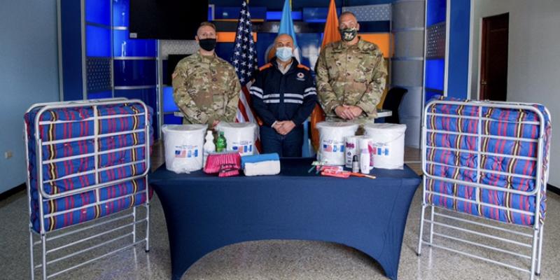 Entrega de donación en la SE-CONRED.