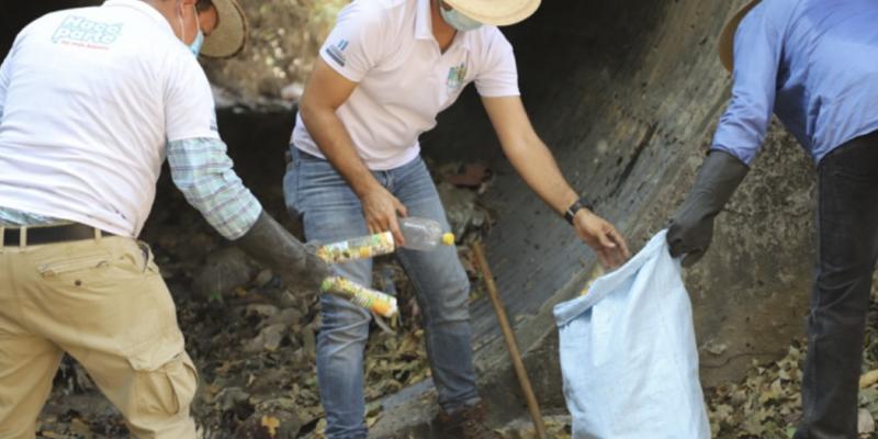La campaña de educación ambiental “Hacé tu parte, no más basura”, es una iniciativa del ministro de Ambiente y Recursos Naturales, Mario Rojas Espino, que ha llegado a 10 departamentos para promover la conservación y protección del medio ambiente.