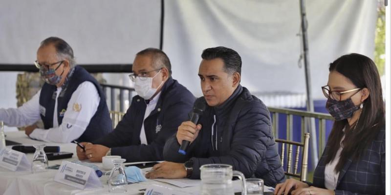 El ministro de Ambiente y Recursos Naturales, Mario Rojas Espino, se reunió este viernes con alcaldes de Sololá para concretar acciones que mejoren el medio ambiente y los recursos naturales del departamento,