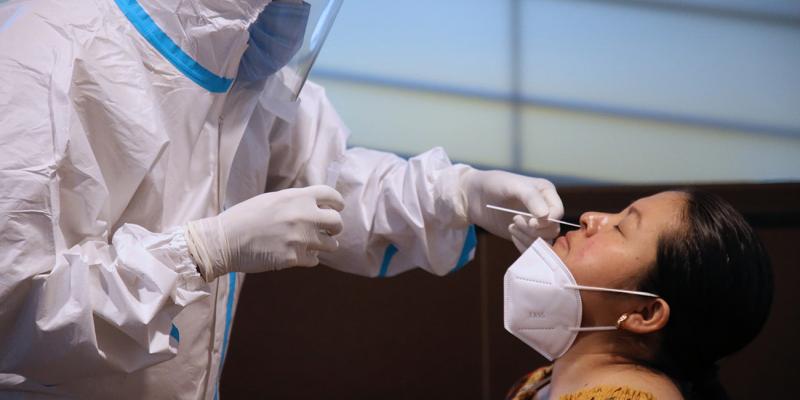 Médico tomando muestra de hisopado para prueba de COVID-19