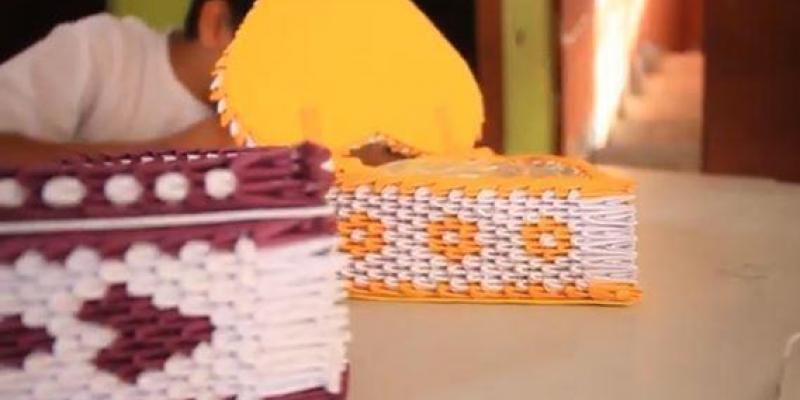 Los jóvenes elaboran manualidades