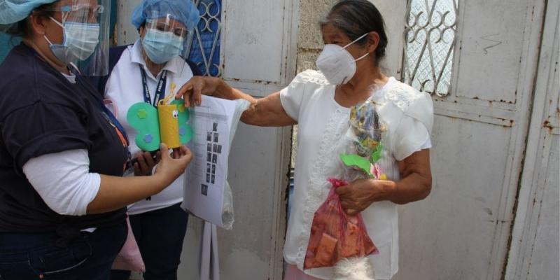  Los adultos mayores recibieron bolsas con alimentos tales como: fideos, sopas, atoles, leche, harina, frijol, arroz, entre otros.