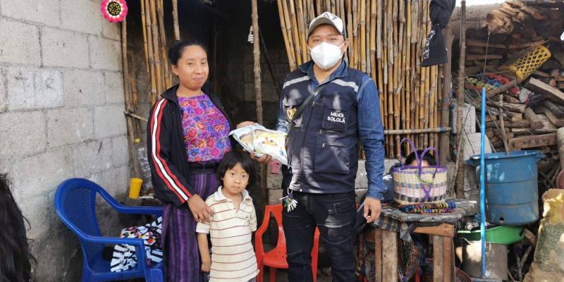 Delegado Mides Sololá entrega producto "Nutriniños" a familia beneficiada