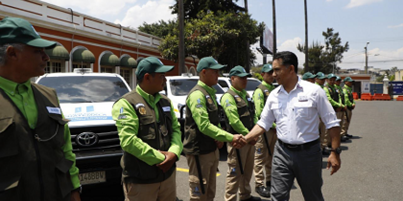 Ministro de Ambiente y Recursos Naturales, Mario Rojas Espino, saluda a las Patrullas Ambientales