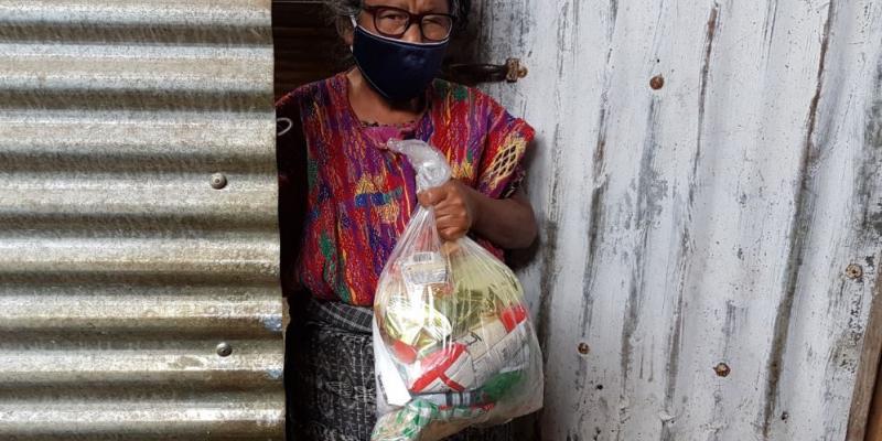 Adultos mayores reciben todos los meses una bolsa de alimentos. 