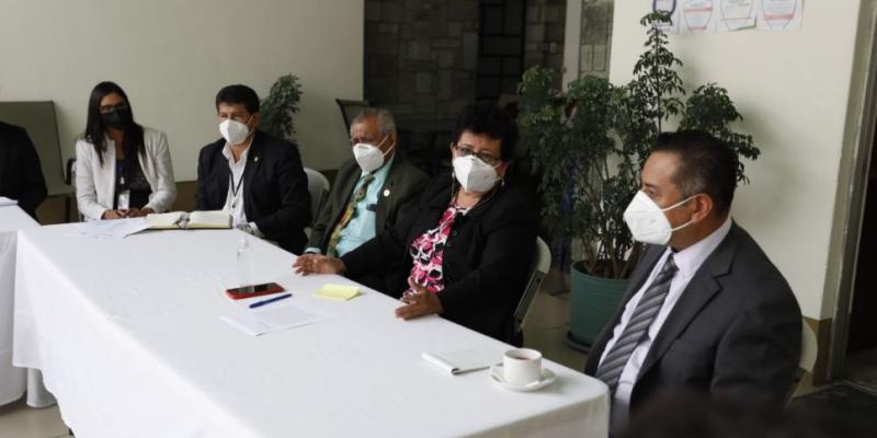 Secretaria de SOSEP, Thelma Portillo, en una reunión con su equipo de trabajo. 