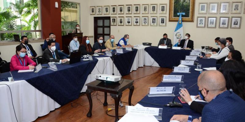 Vicecanciller Eduardo Hernández en reunión