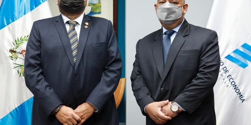 Luis Angel de León Ramírez (Der.) junto al Ministro de Economía, Antonio Malouf.