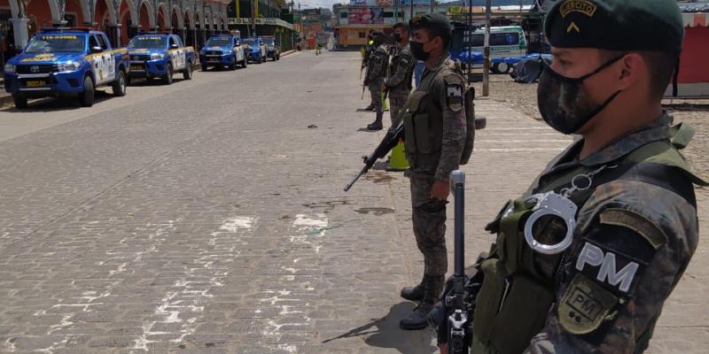 Personal militar apoyando tareas de resguardo de la salud de los vecinos de San Martín Jilotepeque