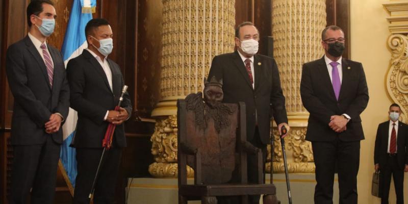 Presidente de la República, Dr. Alejandro Giammattei, y Ministro de Cultura y Deportes, Felipe Aguilar, entregan silla de Atanasio Tzul a los 48 Cantones de Totonicapán
