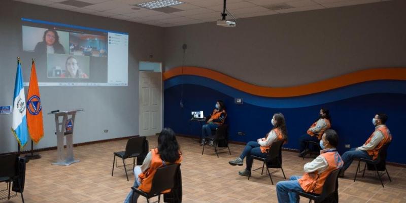 Decana de la Facultad de Humanidades de la Universidad de San Pablo de Guatemala, Ana Lucía Galindo de Ramírez, brinda palabras de reconocimiento y agradecimiento a los docentes.