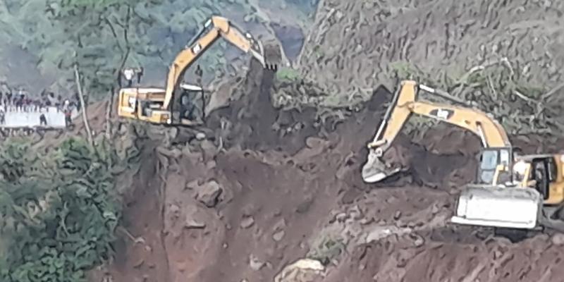 MAQUINARIA TRABAJANDO EN LUGAR DE DERRUMBE EN SAN MARCOS.