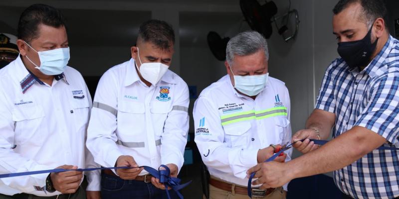 Corte de cinta del nuevo comedor social en el Puerto de San José