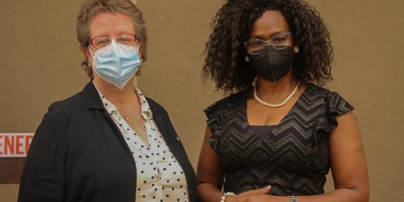 Secretaria, Ana Leticia Aguilar Theissen junto con Señora Epsy Campbell Barr, Primera Vicepresidenta de la República de Costa Rica