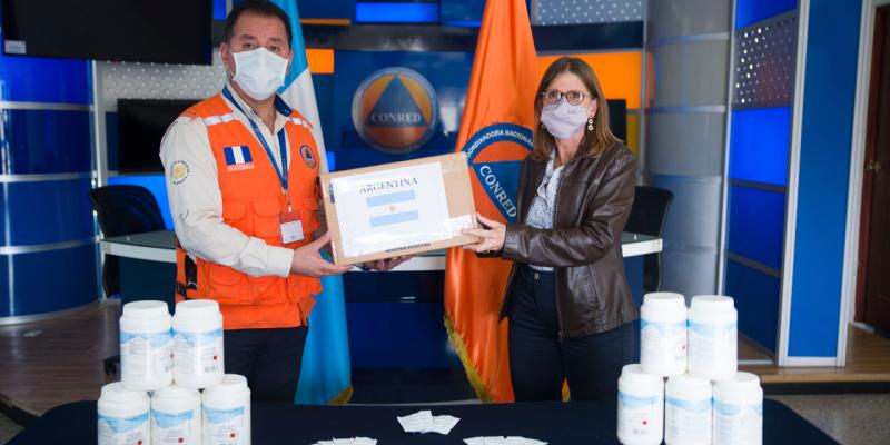 Entrega de donación en la SE-CONRED.