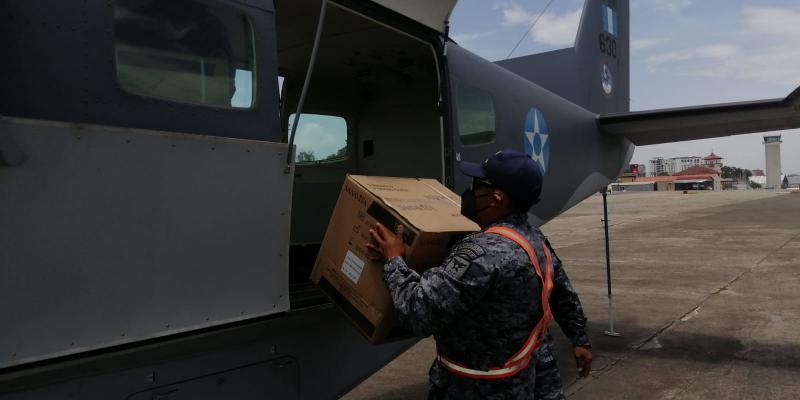 Traslado de vacunas desde la Fuerza Aérea Guatemalteca